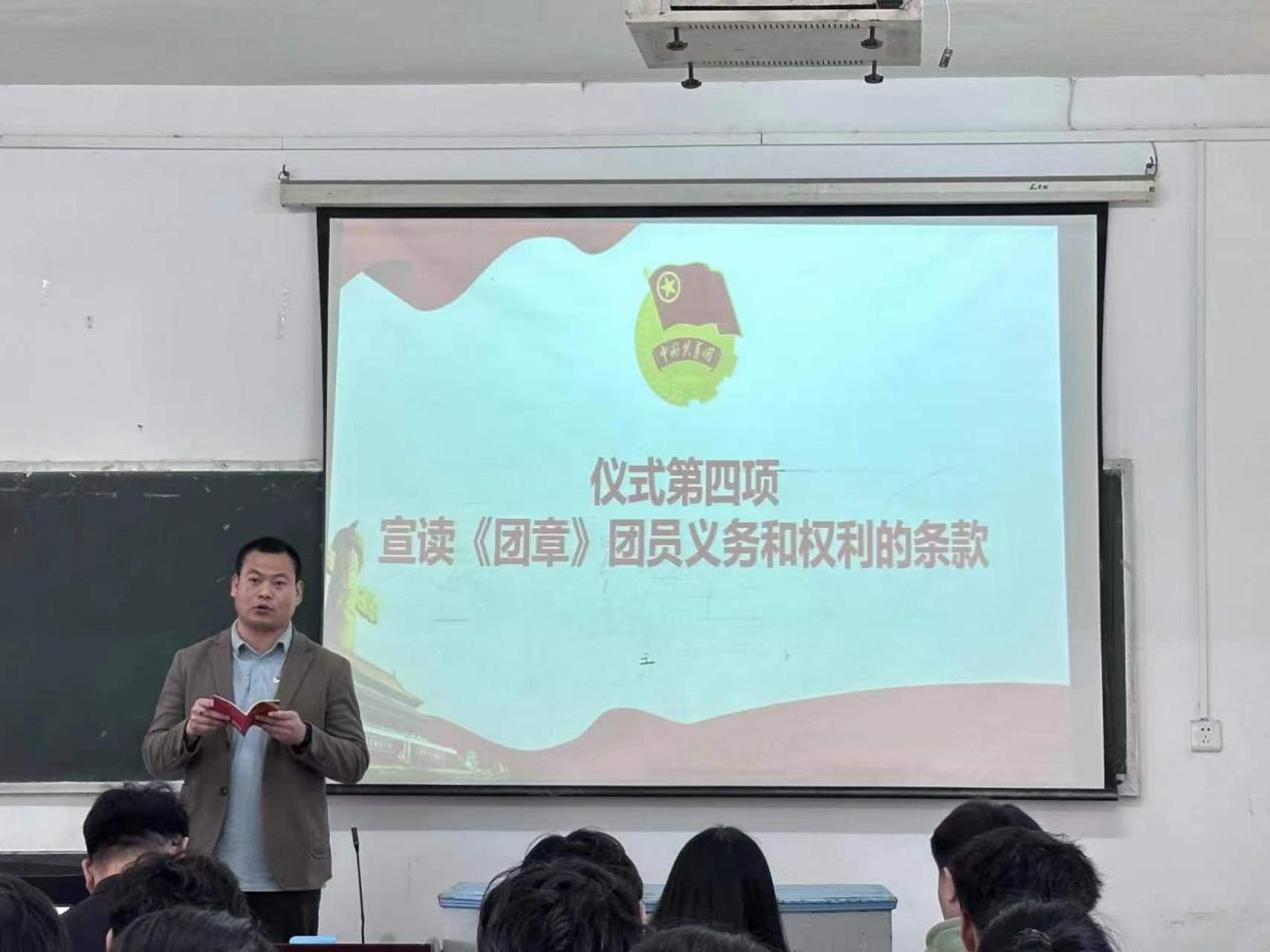 冰球官网团委举办第三期团课结业典礼暨入团仪式 冰球官网团委举办第三期团课结业典礼暨入团仪式