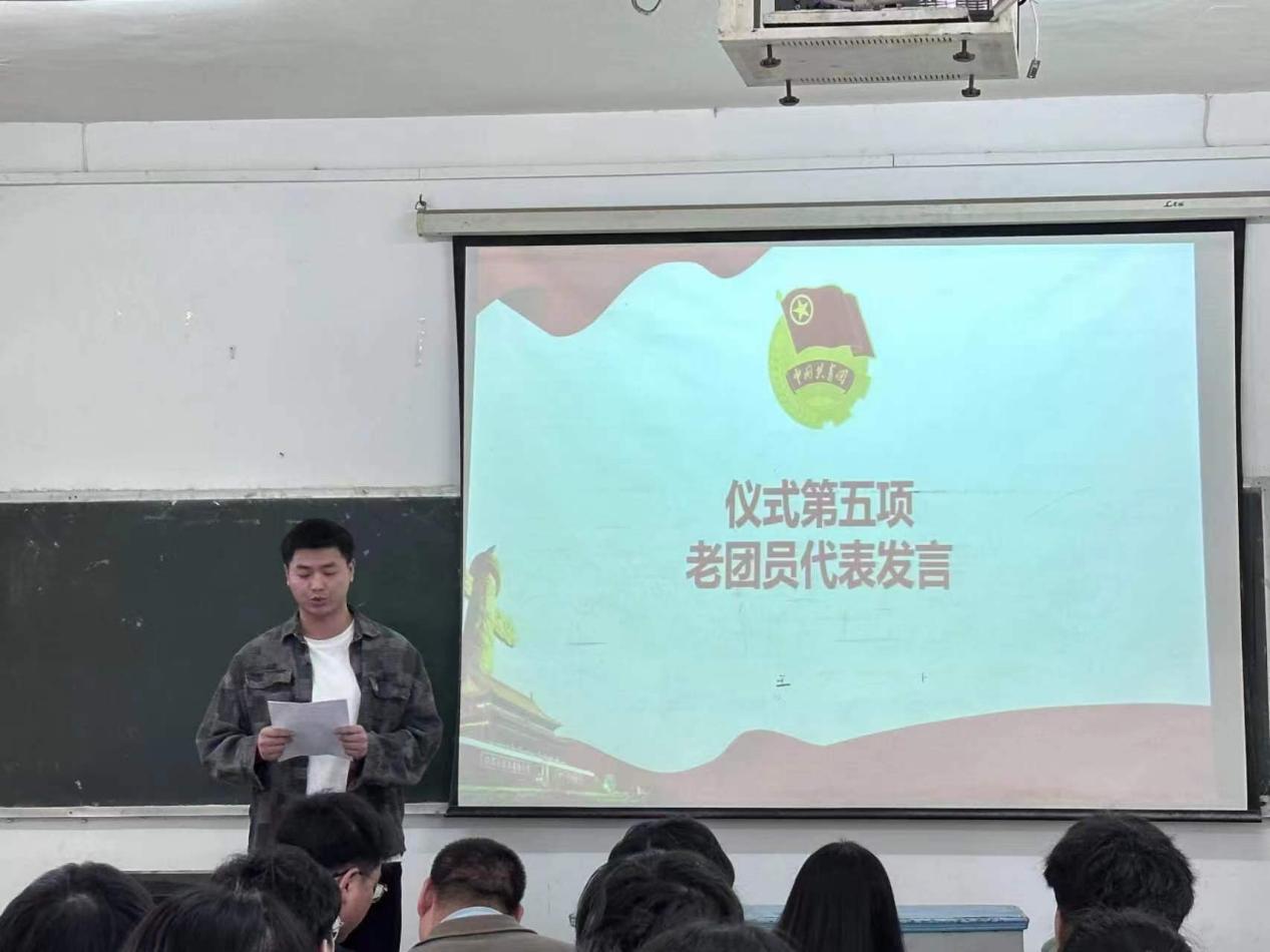 冰球官网团委举办第三期团课结业典礼暨入团仪式 冰球官网团委举办第三期团课结业典礼暨入团仪式