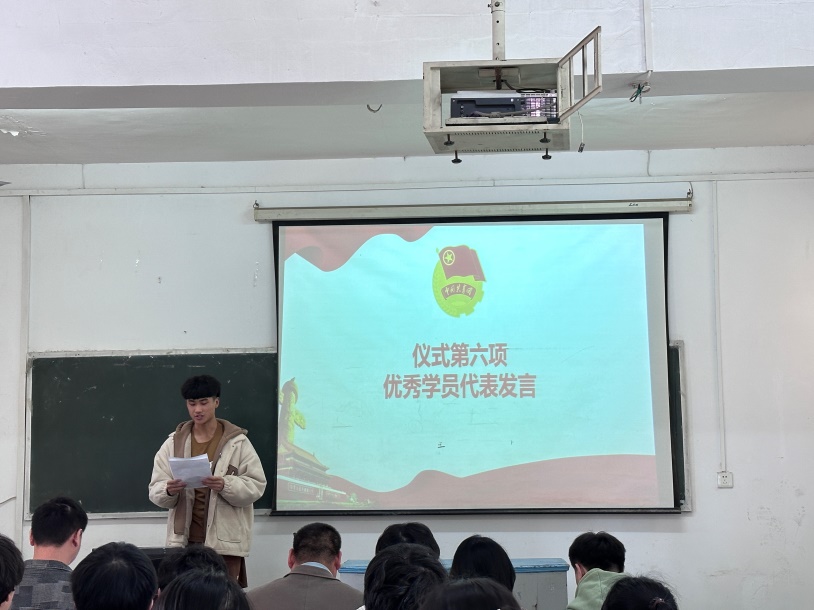 冰球官网团委举办第三期团课结业典礼暨入团仪式 冰球官网团委举办第三期团课结业典礼暨入团仪式