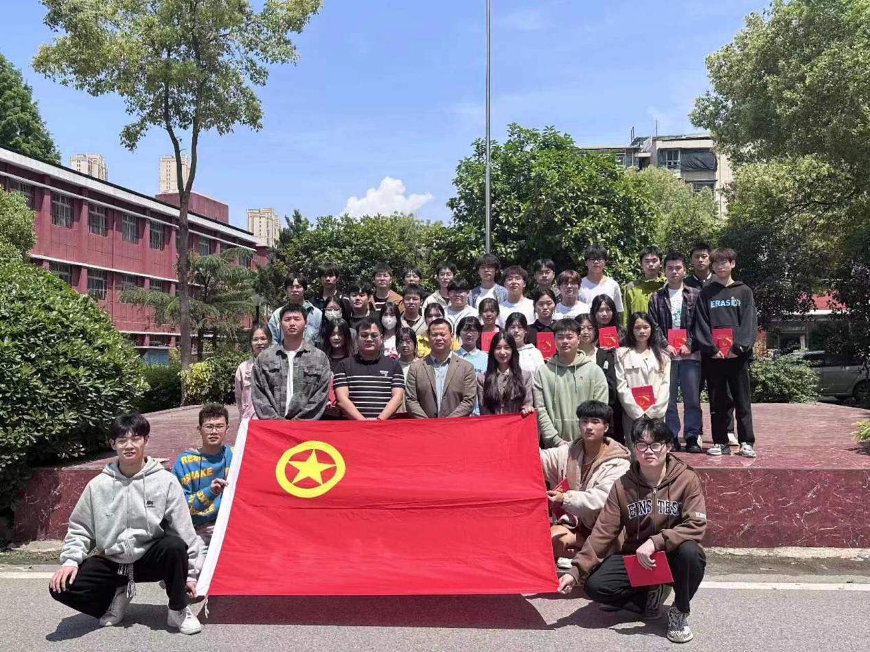冰球官网团委举办第三期团课结业典礼暨入团仪式 冰球官网团委举办第三期团课结业典礼暨入团仪式