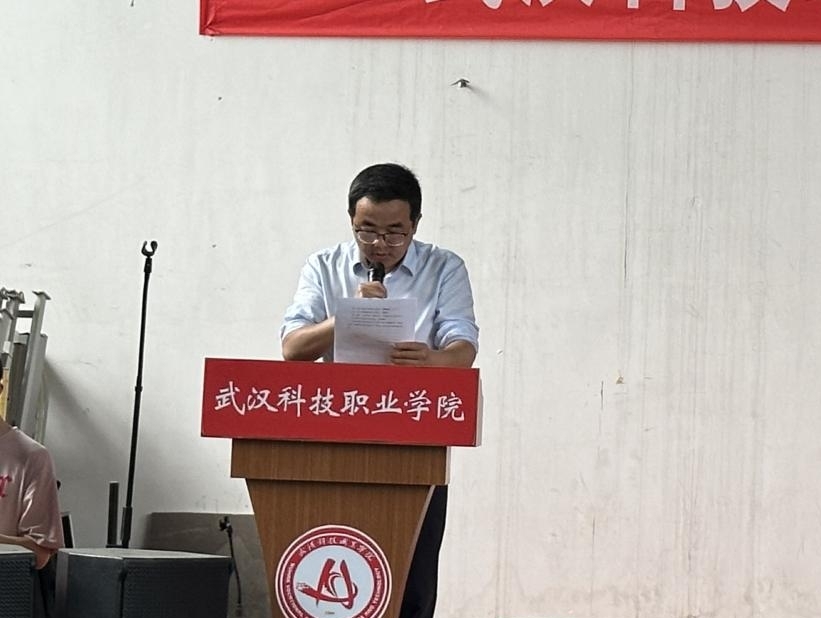 冰球官网举办2022-2023学年“五四”表彰大会暨文艺汇演 冰球官网举办2022-2023学年“五四”表彰大会暨文艺汇演