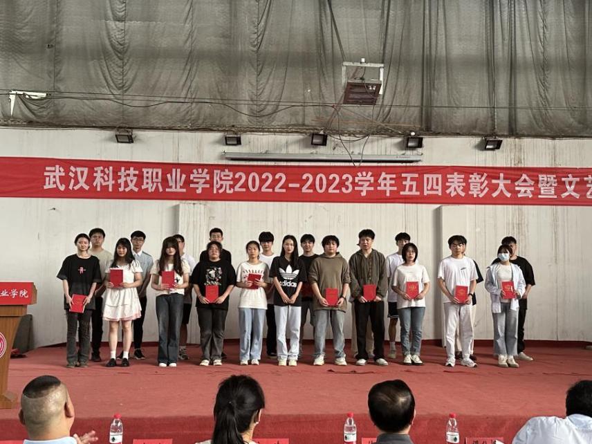冰球官网举办2022-2023学年“五四”表彰大会暨文艺汇演 冰球官网举办2022-2023学年“五四”表彰大会暨文艺汇演