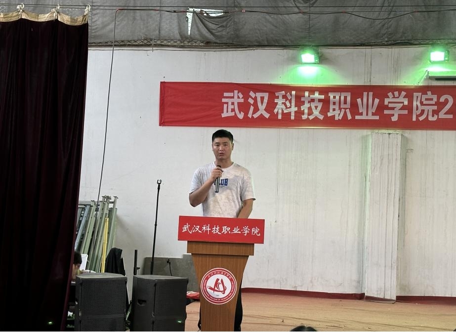 冰球官网举办2022-2023学年“五四”表彰大会暨文艺汇演 冰球官网举办2022-2023学年“五四”表彰大会暨文艺汇演