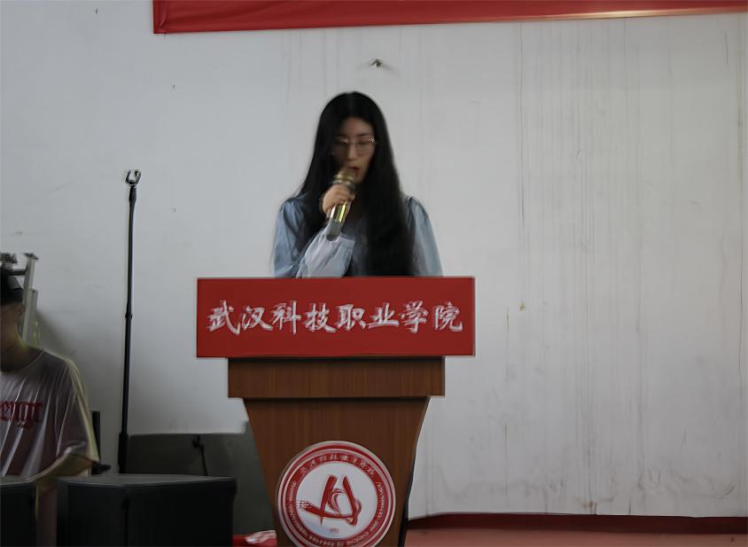 冰球官网举办2022-2023学年“五四”表彰大会暨文艺汇演 冰球官网举办2022-2023学年“五四”表彰大会暨文艺汇演