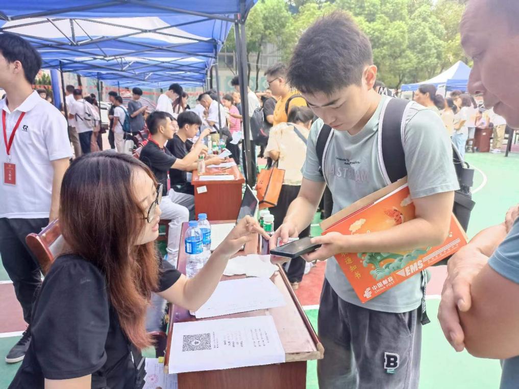 冰球官网顺利开展迎接2023级新生报道工作 冰球官网顺利开展迎接2023级新生报道工作