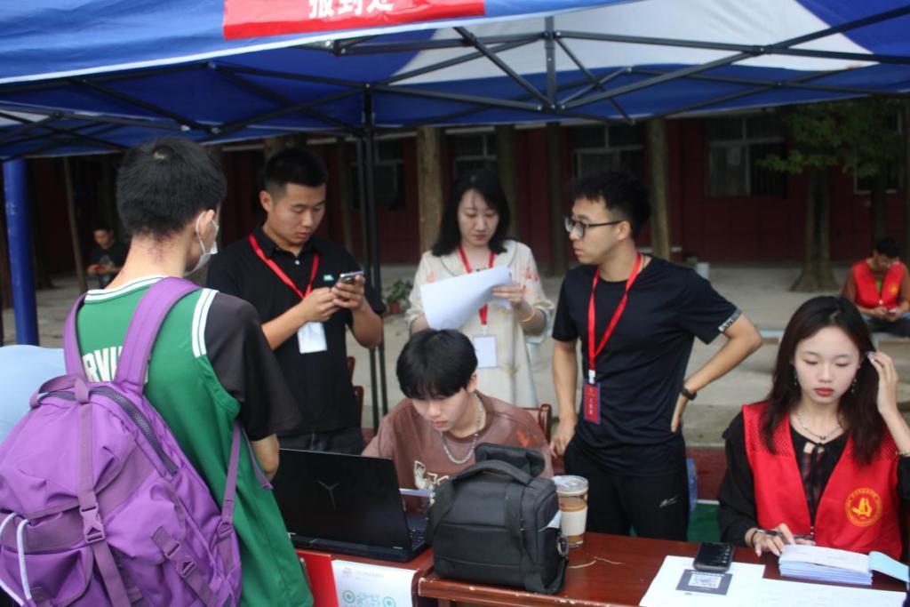冰球官网顺利开展迎接2023级新生报道工作 冰球官网顺利开展迎接2023级新生报道工作