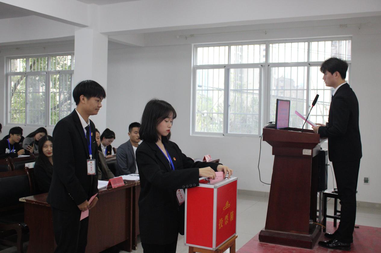 同心聚力学代会 逐梦青春向未来 ——冰球官网第十二次学生代表大会胜利召开 同心聚力学代会 逐梦青春向未来 ——冰球官网第十二次学生代表大会胜利召开