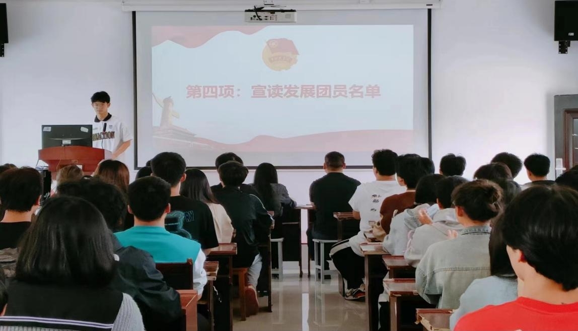 坚定不移跟党走,青春奋进新征程 ——MG冰球突破官网网站第四期团课结业典礼暨入团仪式 坚定不移跟党走,青春奋进新征程 ——MG冰球突破官网网站第四期团课结业典礼暨入团仪式
