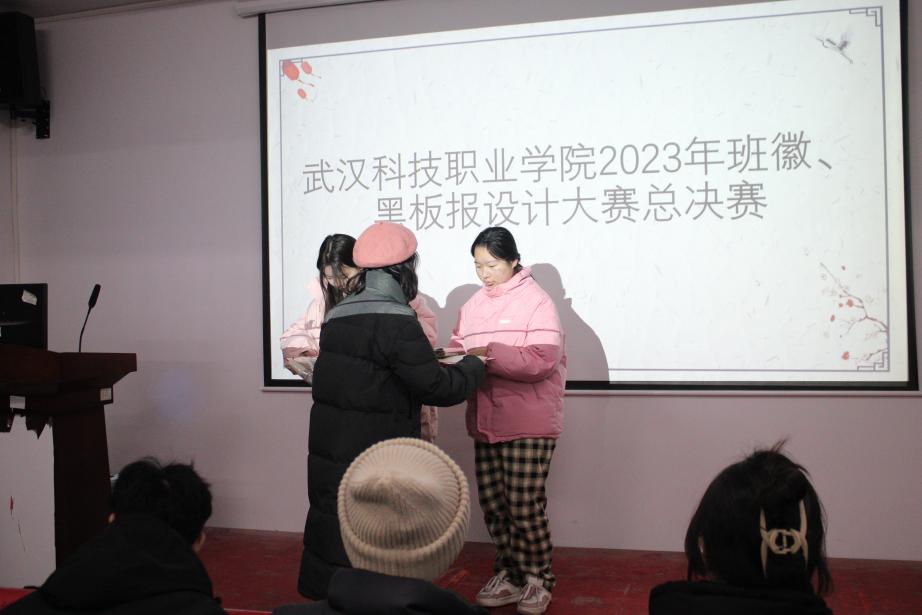 MG冰球突破官网网站2023年班徽、黑板报设计大赛顺利开展 MG冰球突破官网网站2023年班徽、黑板报设计大赛顺利开展