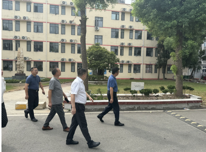 武汉市教育局领导实地指导冰球官网开学迎新准备工作 武汉市教育局领导实地指导冰球官网开学迎新准备工作