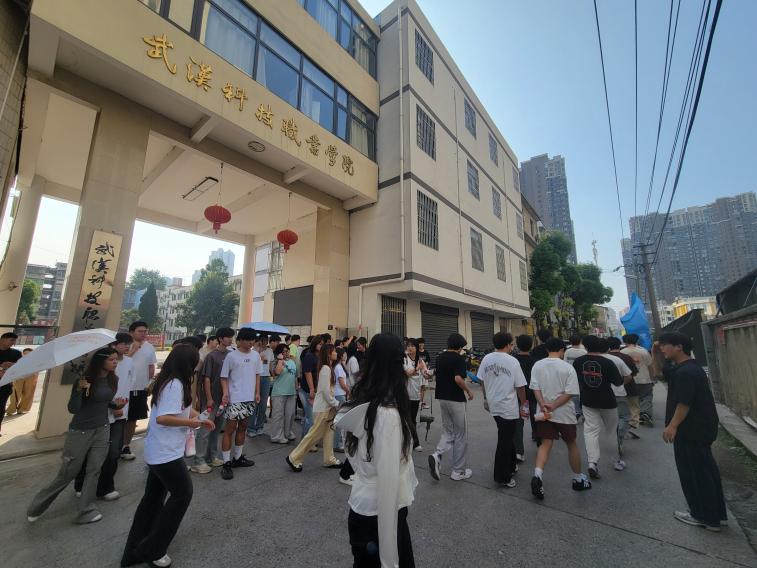 寻迹百年武九,解码匠心传承——冰球官网开展四美塘文化公园沉浸式实践活动 寻迹百年武九,解码匠心传承——冰球官网开展四美塘文化公园沉浸式实践活动