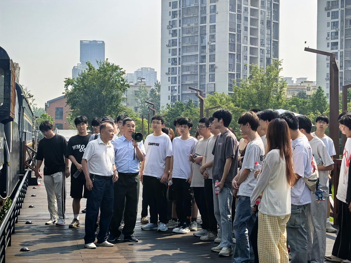 寻迹百年武九,解码匠心传承——冰球官网开展四美塘文化公园沉浸式实践活动 寻迹百年武九,解码匠心传承——冰球官网开展四美塘文化公园沉浸式实践活动