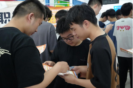 毕业进行时,就业零距离: MG冰球突破官网网站毕业证领取日巧设就业直通车 毕业进行时,就业零距离: MG冰球突破官网网站毕业证领取日巧设就业直通车