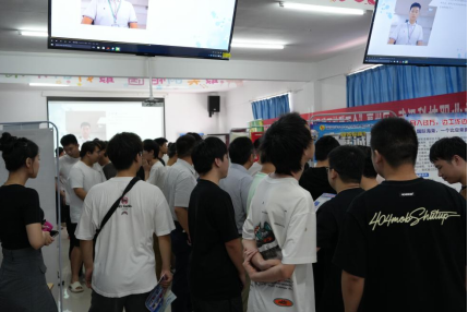 毕业进行时,就业零距离: MG冰球突破官网网站毕业证领取日巧设就业直通车 毕业进行时,就业零距离: MG冰球突破官网网站毕业证领取日巧设就业直通车