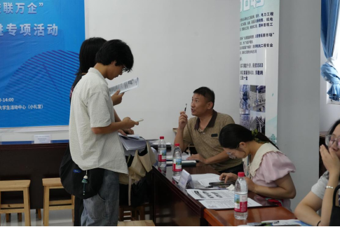 毕业进行时,就业零距离: MG冰球突破官网网站毕业证领取日巧设就业直通车 毕业进行时,就业零距离: MG冰球突破官网网站毕业证领取日巧设就业直通车