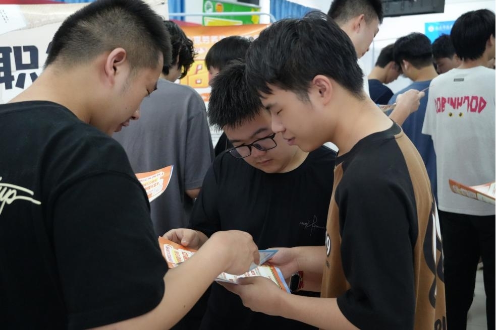 毕业进行时，就业零距离:  MG冰球突破官网网站毕业证领取日巧设就业直通车