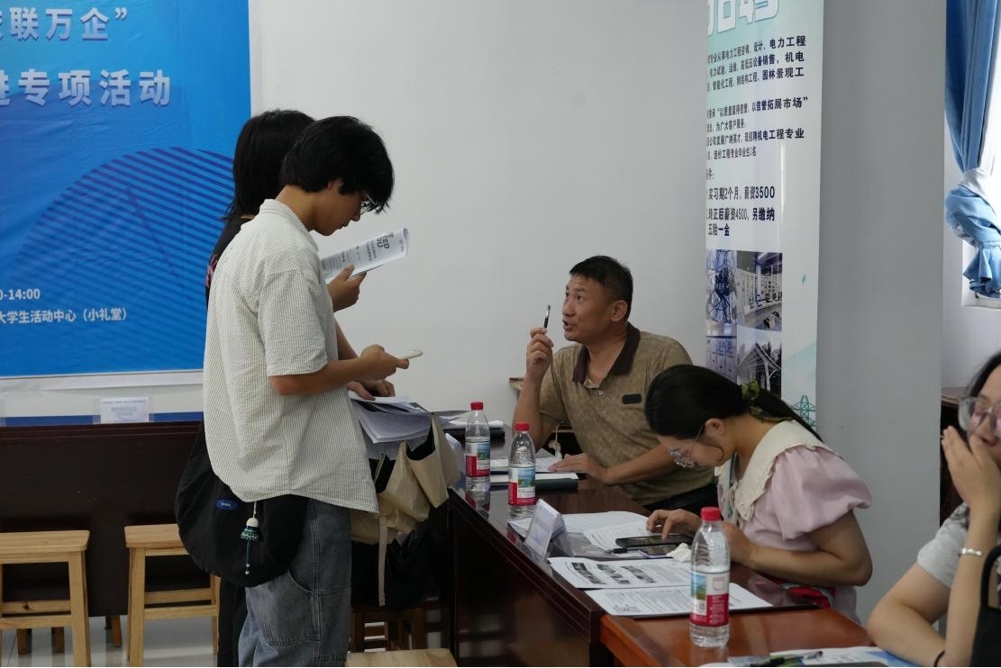 毕业进行时，就业零距离:  MG冰球突破官网网站毕业证领取日巧设就业直通车