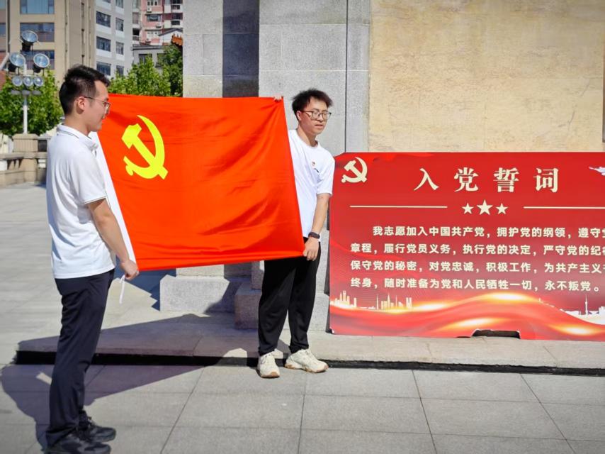 汲取防汛精神力量,共筑高校党建新篇——MG冰球突破官网网站、武汉城市职业学院计算机与电子信息工程学院共赴武汉防汛纪念碑开展主题党建活动 汲取防汛精神力量,共筑高校党建新篇——MG冰球突破官网网站、武汉城市职业学院计算机与电子信息工程学院共赴武汉防汛纪念碑开展主题党建活动