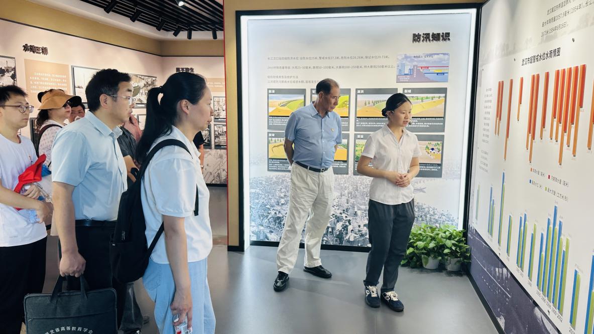 汲取防汛精神力量，共筑高校党建新篇——MG冰球突破官网网站、武汉城市职业学院计算机与电子信息工程学院共赴武汉防汛纪念碑开展主题党建活动