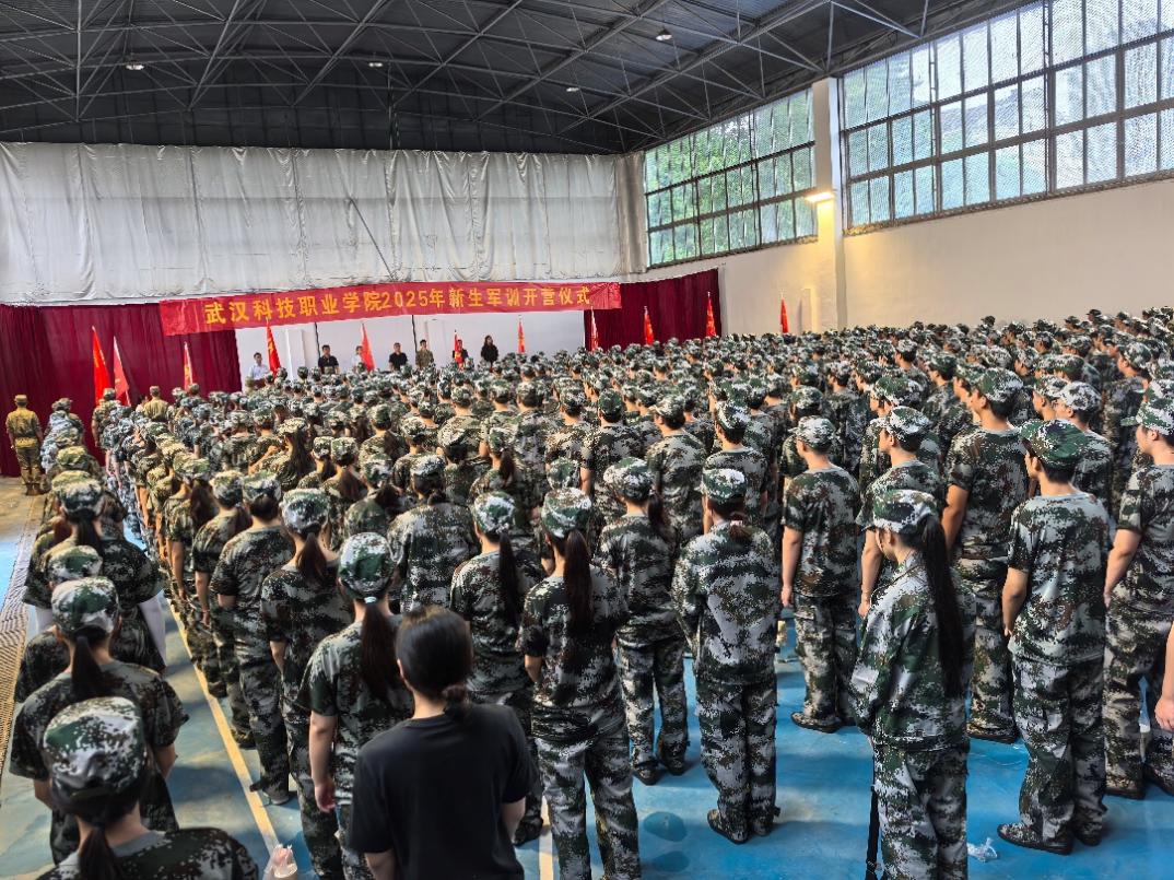 MG冰球突破官网网站2025年新生军训正式开营——铮铮青春正步走，意气风发戎装颜