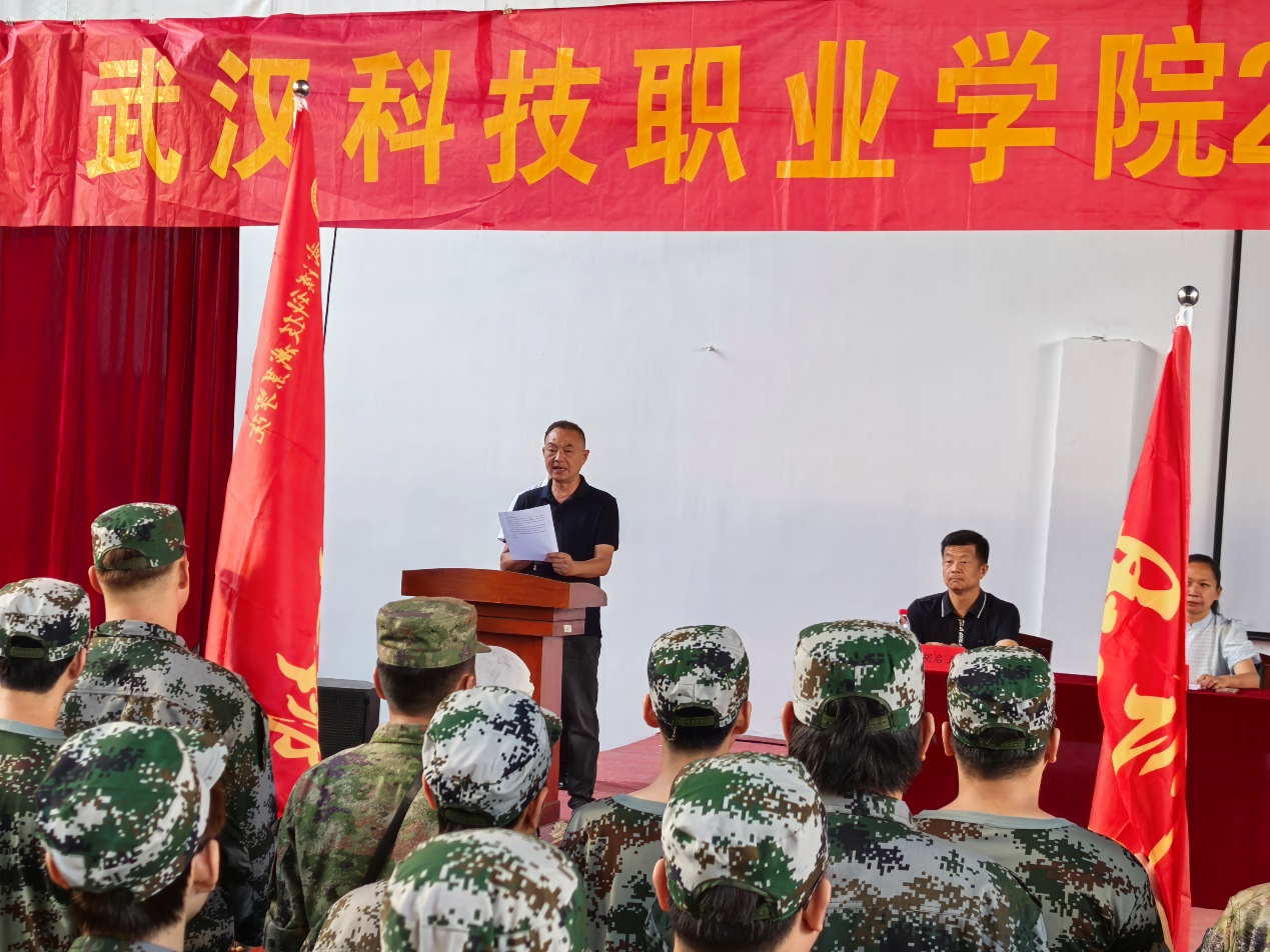 MG冰球突破官网网站2025年新生军训正式开营——铮铮青春正步走，意气风发戎装颜