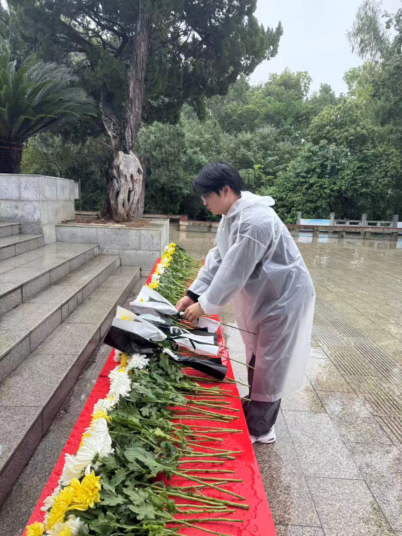 风雨寄哀思，精神永传承 ——冰球官网师生赴施洋烈士陵园开展祭扫活动