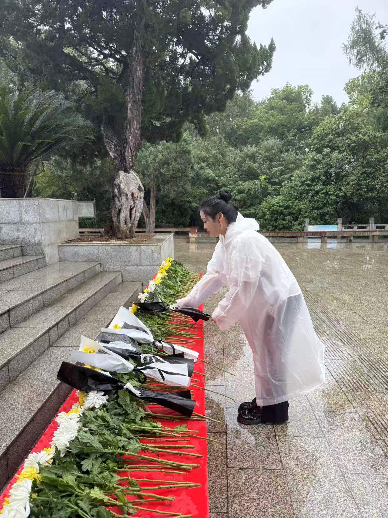 风雨寄哀思，精神永传承 ——冰球官网师生赴施洋烈士陵园开展祭扫活动
