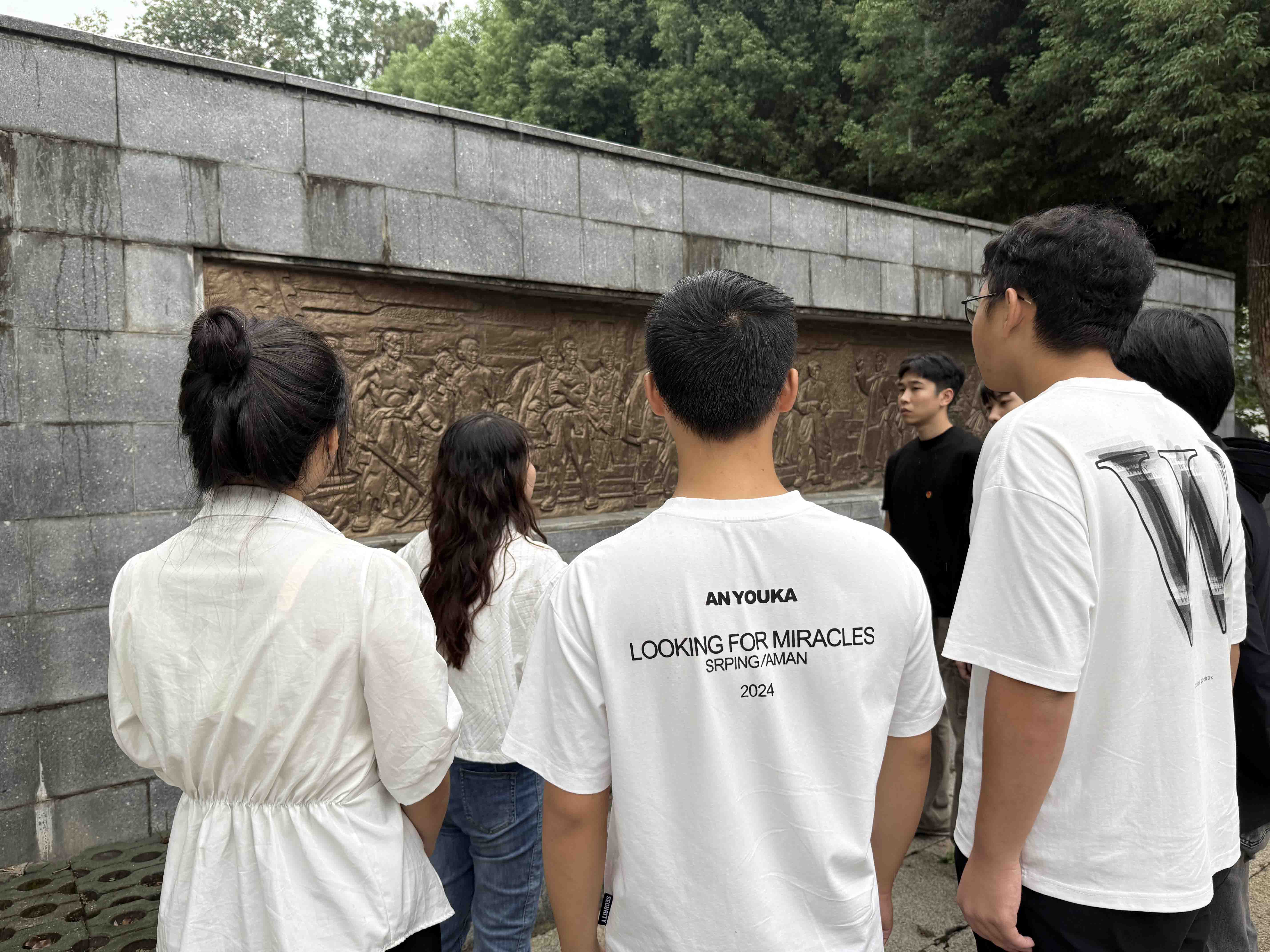 风雨寄哀思，精神永传承 ——冰球官网师生赴施洋烈士陵园开展祭扫活动