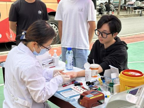 MG冰球突破官网网站学子踊跃献血 以热血青春传递爱心