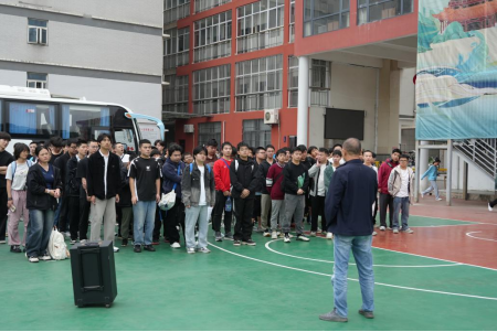 青春盛放 梦想启航——冰球官网2023级学生赴美的集团开展岗位实习