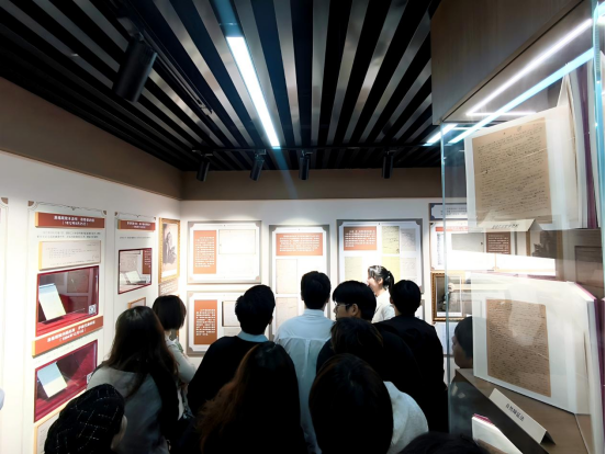 探寻真理之光 汲取奋进力量——冰球官网师生前往华中师范大学参观“信仰之光——马克思主义文献典藏展” 探寻真理之光 汲取奋进力量——冰球官网师生前往华中师范大学参观“信仰之光——马克思主义文献典藏展”