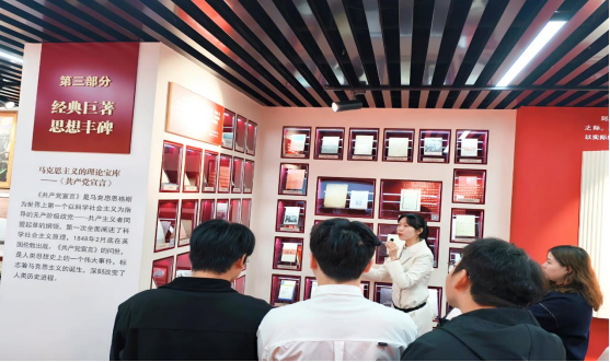 探寻真理之光 汲取奋进力量——冰球官网师生前往华中师范大学参观“信仰之光——马克思主义文献典藏展” 探寻真理之光 汲取奋进力量——冰球官网师生前往华中师范大学参观“信仰之光——马克思主义文献典藏展”