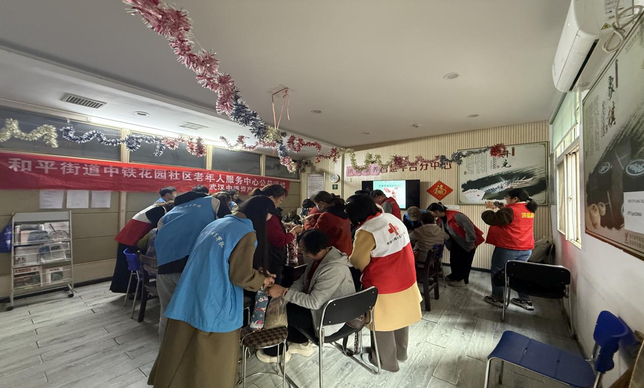 情暖重阳，枕护安康——MG冰球突破官网网站志愿者与长者共制艾草腰枕，乐享健康阳光
