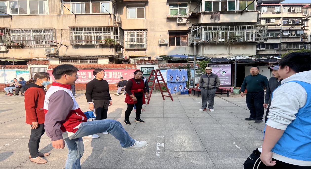 情暖重阳，枕护安康——MG冰球突破官网网站志愿者与长者共制艾草腰枕，乐享健康阳光