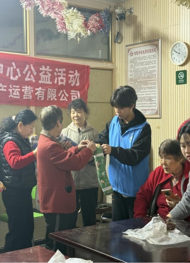 情暖重阳，枕护安康——MG冰球突破官网网站志愿者与长者共制艾草腰枕，乐享健康阳光