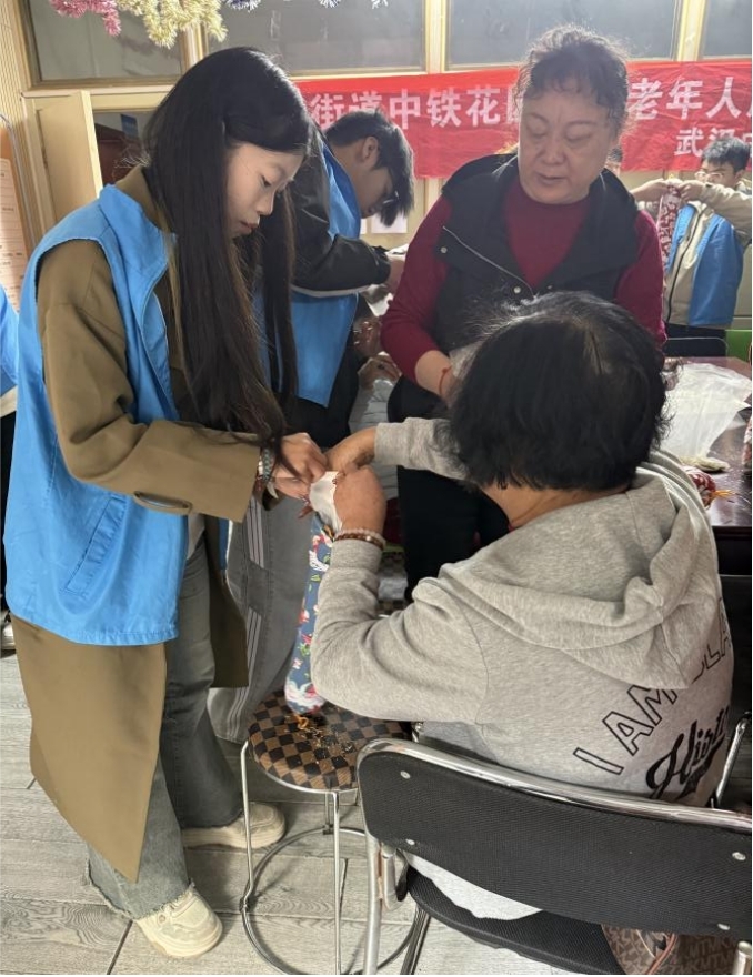 情暖重阳，枕护安康——MG冰球突破官网网站志愿者与长者共制艾草腰枕，乐享健康阳光