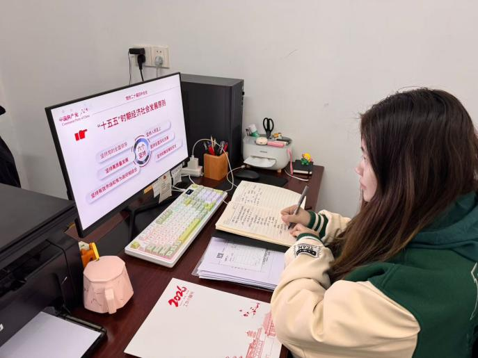 从“领学”到“研学”:冰球官网掀起学习宣传贯彻党的二十届四中全会精神热潮 从“领学”到“研学”:冰球官网掀起学习宣传贯彻党的二十届四中全会精神热潮