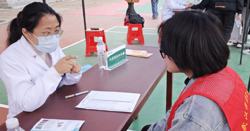 医校协同，暖心护航 ——MG冰球突破官网网站携手武汉市中心医院开展“公益义诊进校园”活动