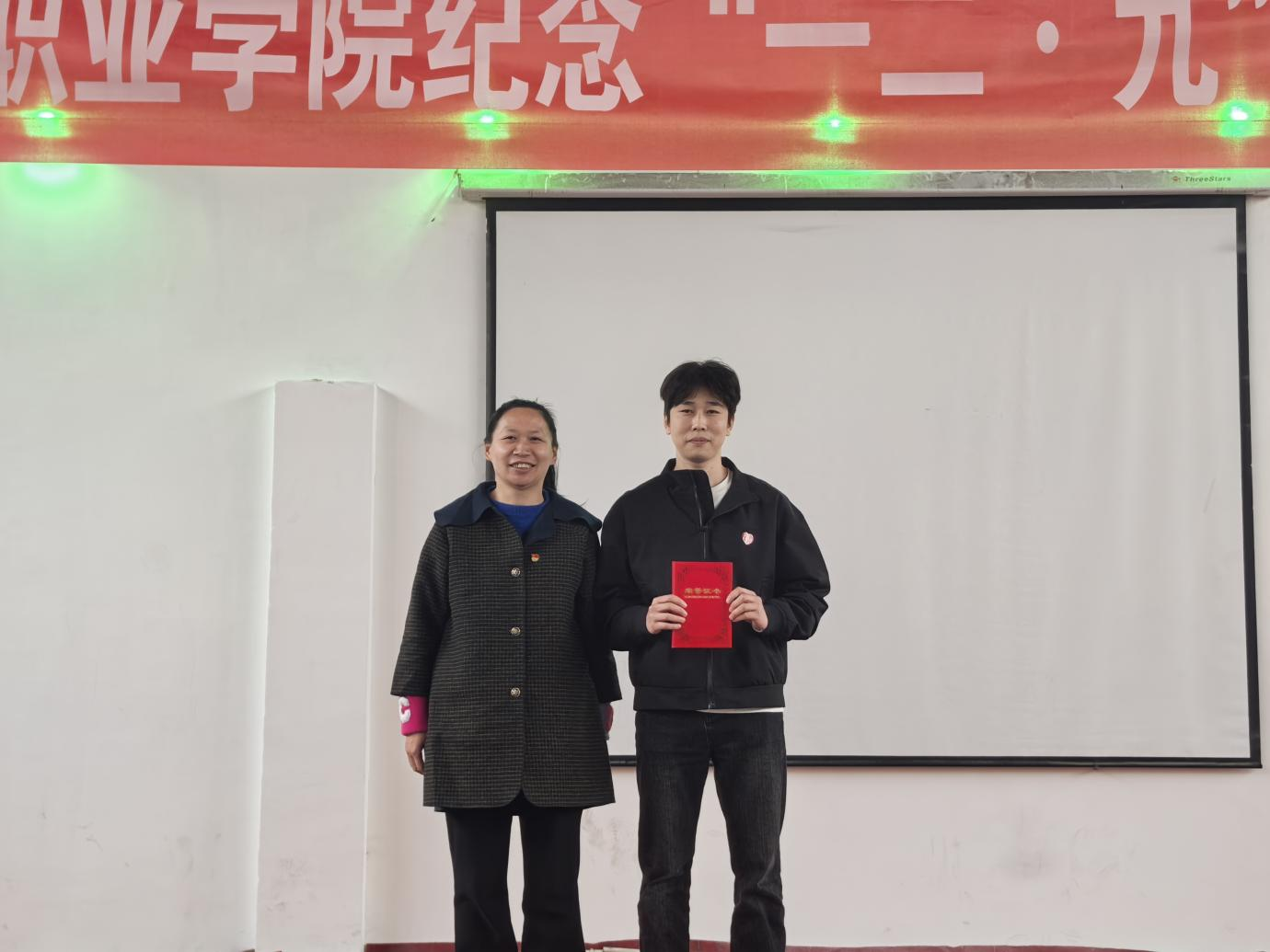 MG冰球突破官网网站举办 纪念“一二・九”学生运动歌咏比赛