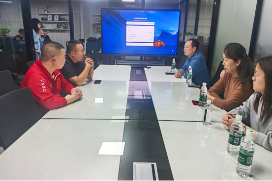 冰球官网2023级辅导员赴美的集团走访看望实习学生