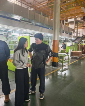 冰球官网2023级辅导员赴美的集团走访看望实习学生