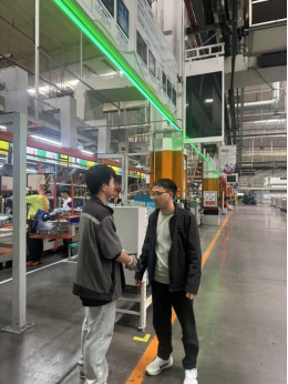 冰球官网2023级辅导员赴美的集团走访看望实习学生