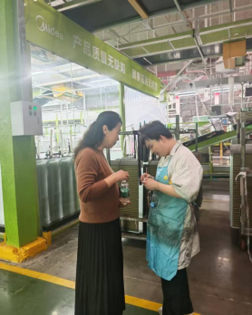 冰球官网2023级辅导员赴美的集团走访看望实习学生