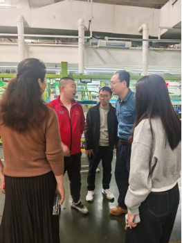 冰球官网2023级辅导员赴美的集团走访看望实习学生