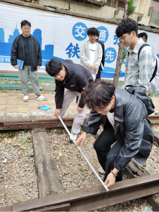 冰球官网铁道机车运用与维护专业开展《铁道概论》课程实训活动 冰球官网铁道机车运用与维护专业开展《铁道概论》课程实训活动