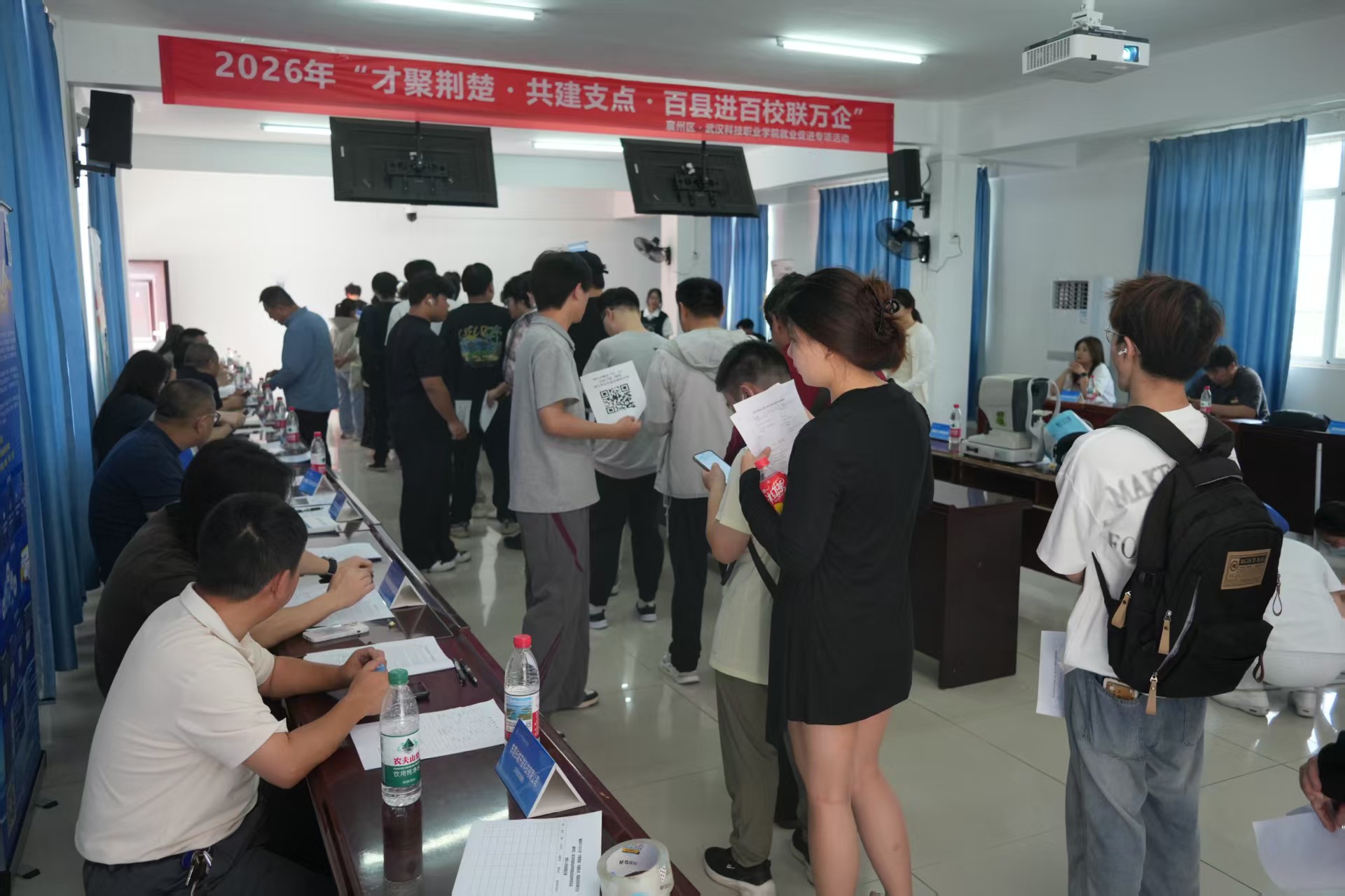 毕业进行时,就业零距离——MG冰球突破官网网站2026年校园招聘会搭建 就业直通车 毕业进行时,就业零距离——MG冰球突破官网网站2026年校园招聘会搭建 就业直通车