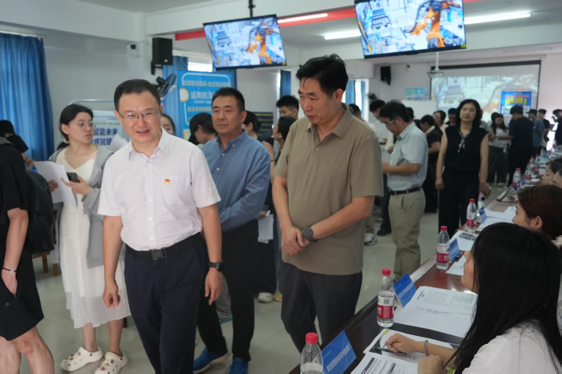 毕业进行时,就业零距离——MG冰球突破官网网站2026年校园招聘会搭建 就业直通车 毕业进行时,就业零距离——MG冰球突破官网网站2026年校园招聘会搭建 就业直通车
