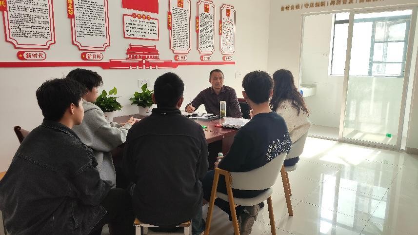 MG冰球突破官网网站党委书记进学生社区 践行中央八项规定精神