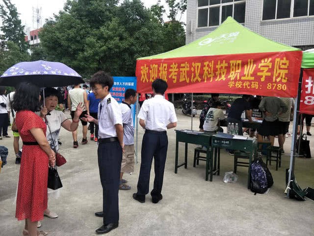 媒体以“地铁建设催生人才需求 轨道交通专业受热捧”为题对冰球官网招生进行报道