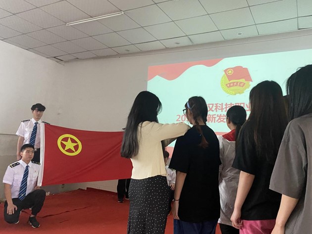 冰球官网举办首届团课结业典礼暨入团仪式